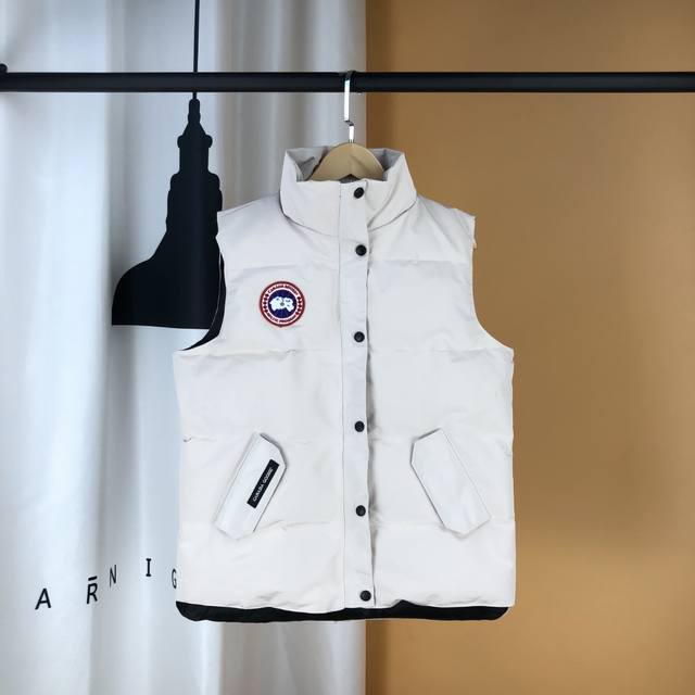 Women's Down Vest, Color: White. Suitable for retail stores, Taobao, and physic