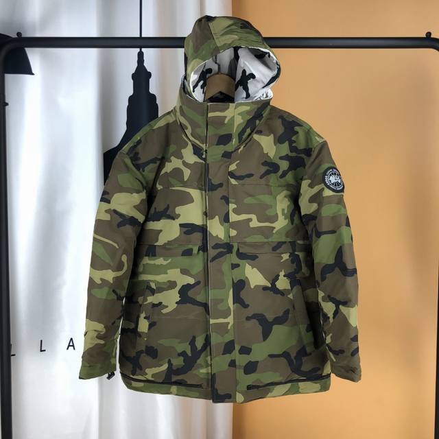 No fur collar: Style: Reversible camouflage Canada Goose backpack, top-of-the-li