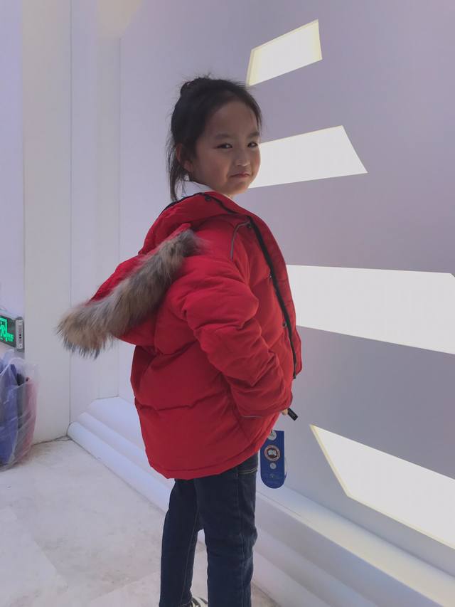 Real photos of Goose brand children's down jacket with fur collar. Price: Local