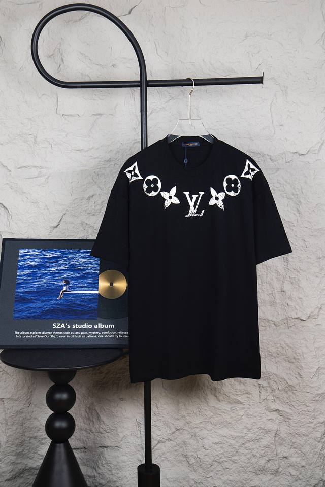 Style No.: M103 Louis Vuitton Classic Necklace Pattern Crew Neck Short Sleeve T