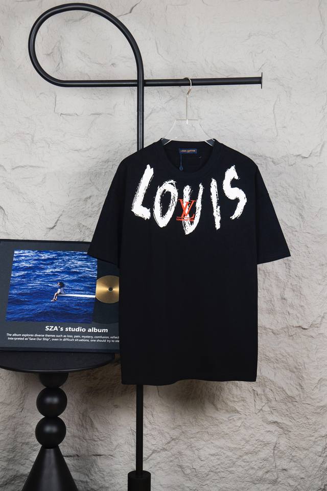 Style No.: M101 Louis Vuitton Crew Neck Short Sleeve T-Shirt with Classic Embro