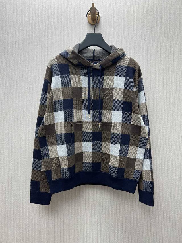 This new 24Ss hoodie from L'Vuitton interprets the Western plaid theme from the