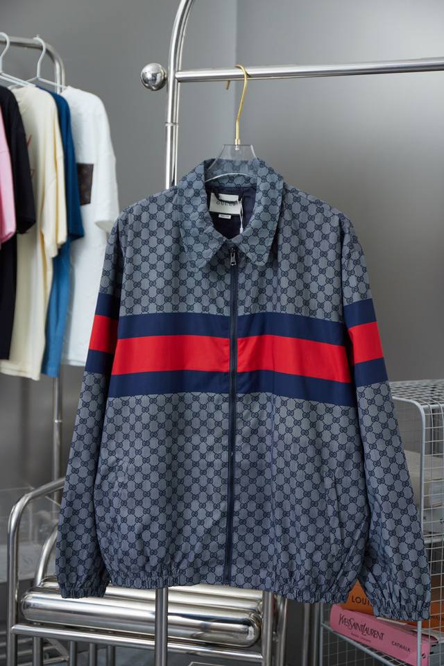 Gucci Gc 1921 Print Jacket with Subtle Monogram Print and Ribbon A must-have for