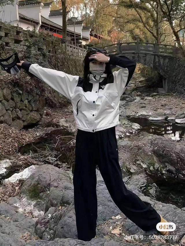 Shopkeeper's Recommendation: The North Face Classic 1990 Short White Waterproof