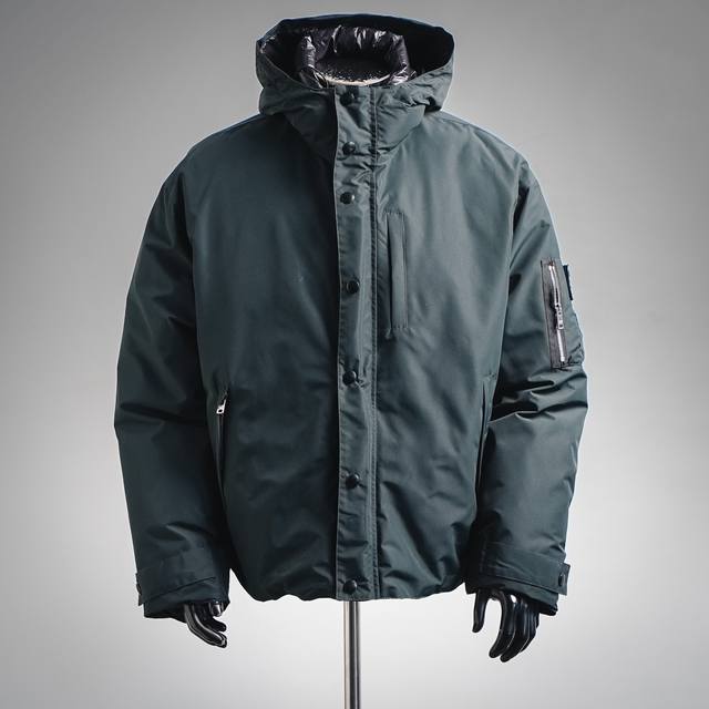 Prada PRD 25Ss Hooded Down Jacket with Arm Pockets ( ). The windproof collar de