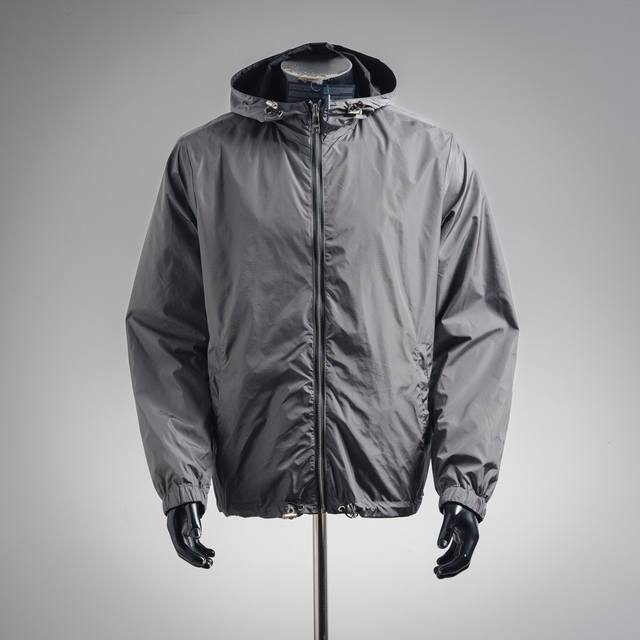 Reversible Prada 2025 New Arm Bag Reversible Jacket. Wearing this simple and so