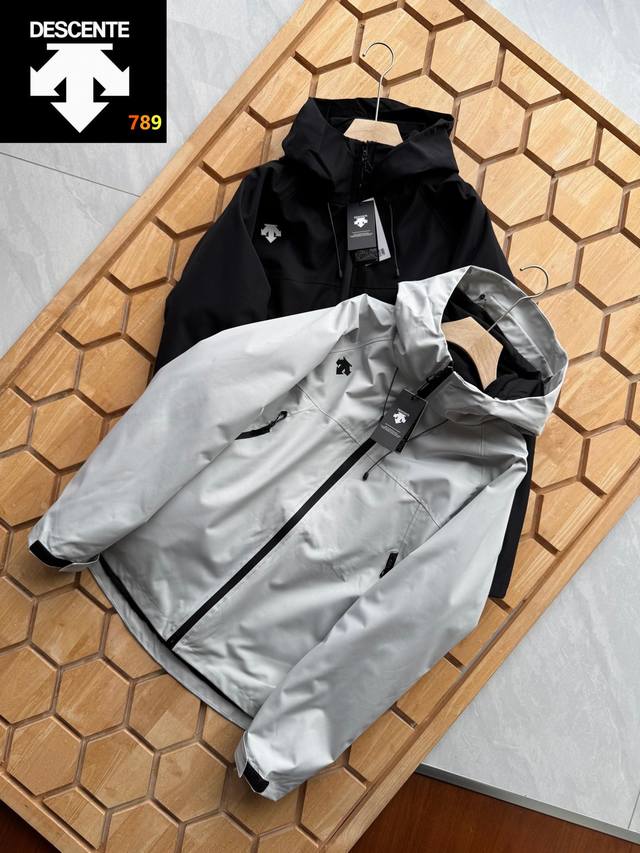 Descente 3-in-1 Waterproof Jacket! Detachable outdoor windproof and waterproof m