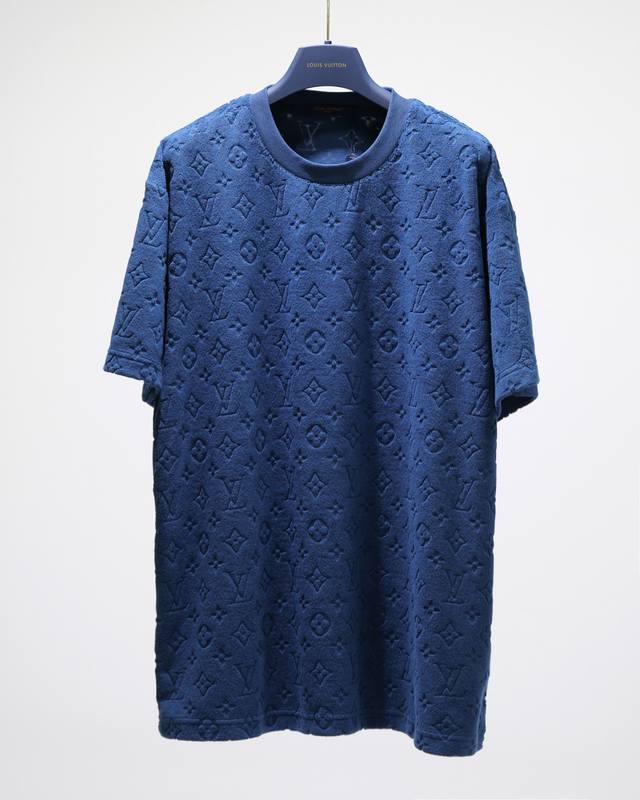 Differentiation from Standard New Arrival This T-shirt is made from soft French