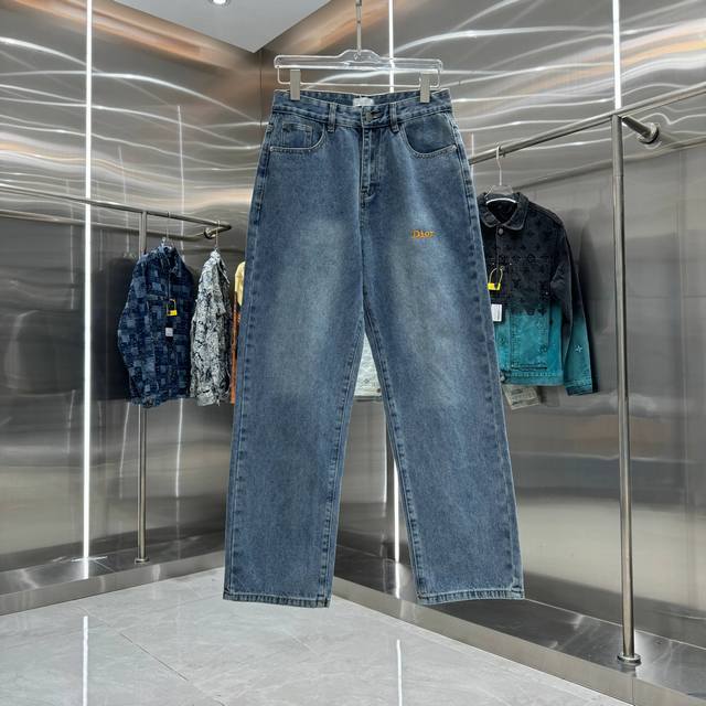 Dior straight-leg jeans with letter print on the back pocket. Available in diff