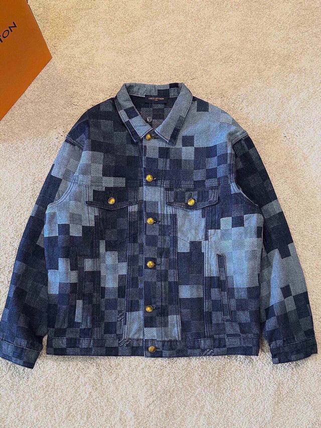 Lv Louis Vuitton plaid denim jacket for couples! This jacket perfectly understan
