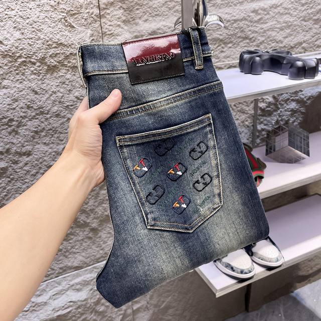 Valentino 2025 Autumn/Winter New Arrival High-End Jeans, Original European Quali