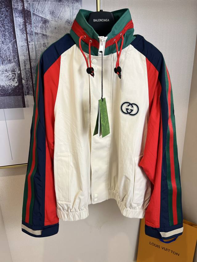 Size:46 48 50 52 Unisex Gucci men's jacket in a single color scheme. The white b