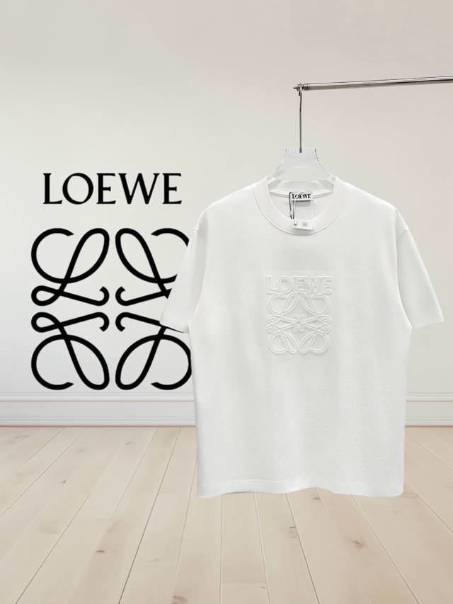 High-quality Loewe embroidery. Features a natural-colored logo embroidered on t