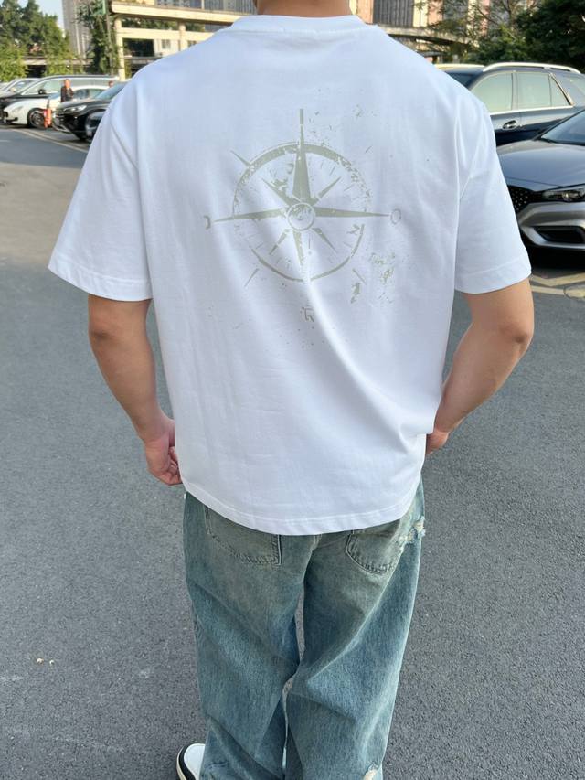 Dior's new T-shirt is absolutely amazing! Street-style print, super trendy! Cre