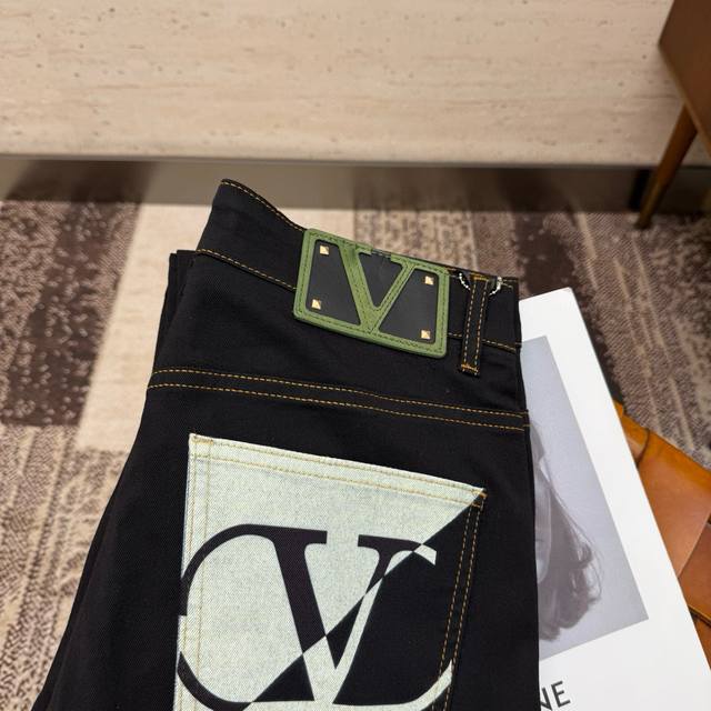 Lv25S Men's Straight Leg Jeans for Spring and Autumn. Made of cotton denim, thes