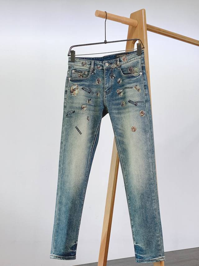 Dolc&Gabbana jeans, embodying the brand's aesthetic, prioritize fabric and quali