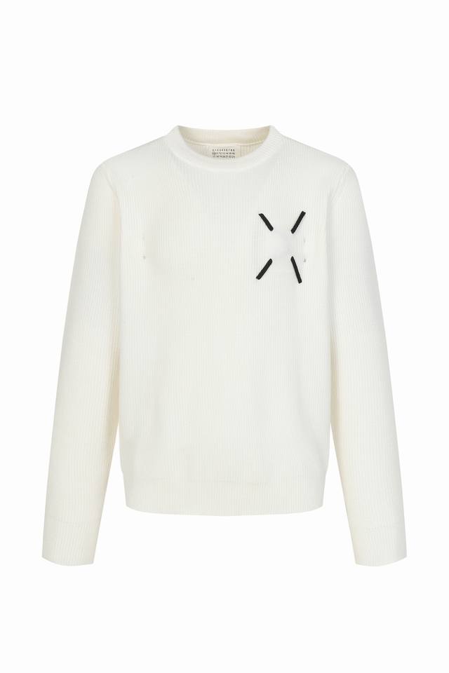 Mm6 Margiela four-corner logo crew neck sweater. Made with a special washing pro
