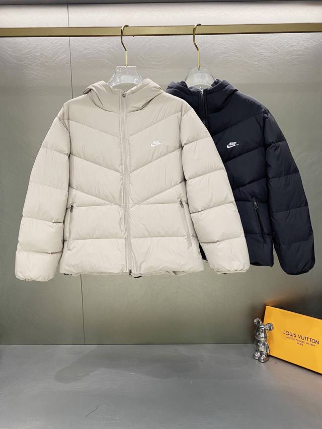 Nike Therma-Fit Hooded Solid Color Down Jacket Material: Windproof and water-re