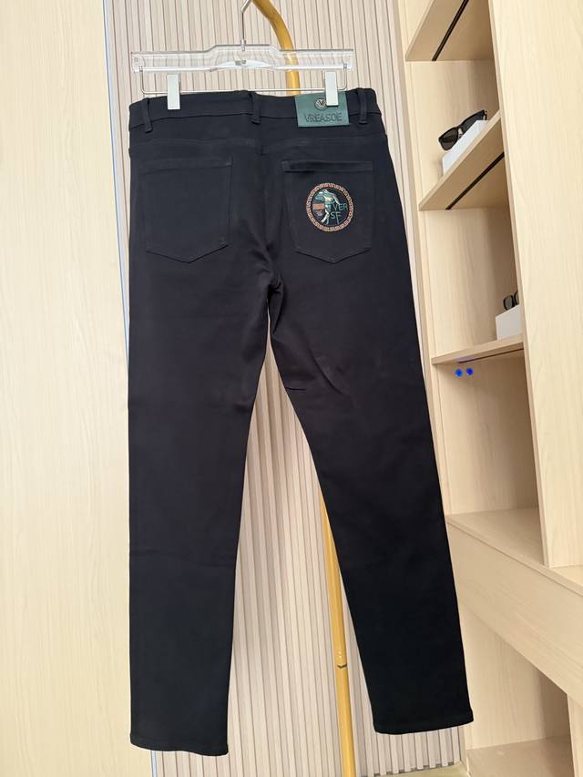 Versace - 2025 New Arrival Jeans! The matte black fabric has a beautiful drape