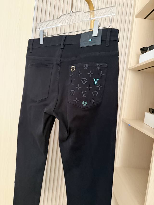 Louis Vuitton - 2025 New Jeans! Made with premium black denim, the fabric is fi