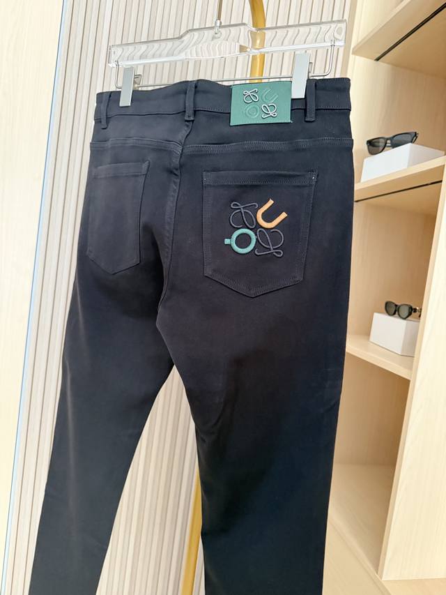 Loewe - 2025 New Jeans! Made with high-quality black denim fabric, these jeans b