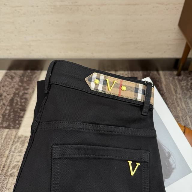 Lv25S Men's Straight Leg Jeans for Spring and Autumn. Made of cotton denim, thes