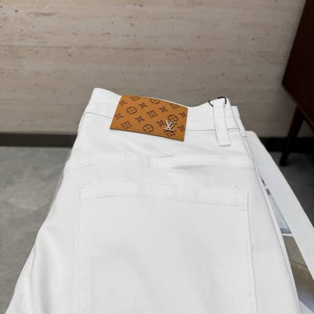 Lv25S Autumn/Winter Men's Straight Leg Jeans. Made of cotton denim, these jeans