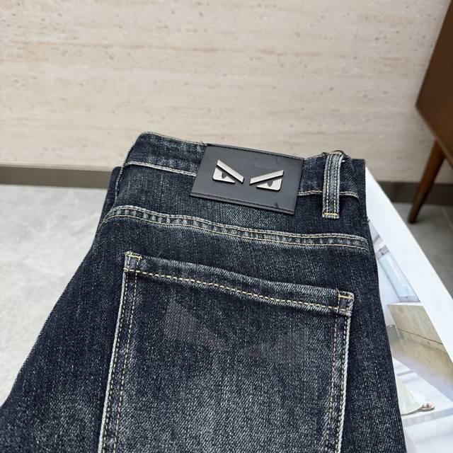 Fend25S Autumn/Winter Men's Straight Leg Jeans. Made of cotton denim, these jean