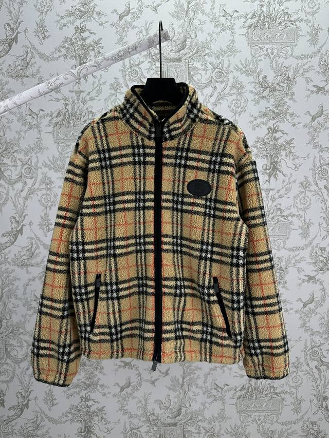 Burberry 25Ss New Check Wool-Cashmere Blend Jacket is crafted from a soft wool-