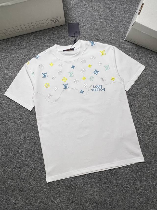 Lv Short-sleeved T-shirt This style is a bit pricey. Colors: Black, White. Craft