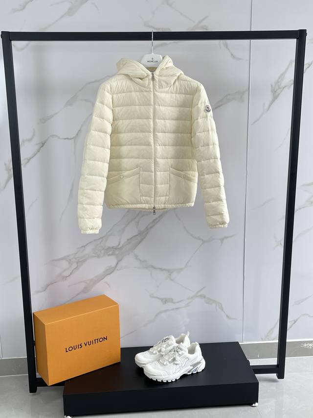 Mon Moncler 2025 Autumn/Winter New Hede Short Hooded Down Jacket. This hooded lo