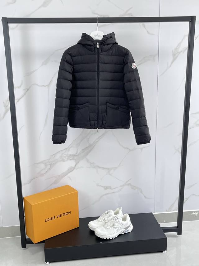 Mon Moncler 2025 Autumn/Winter New Hede Short Hooded Down Jacket. This hooded lo
