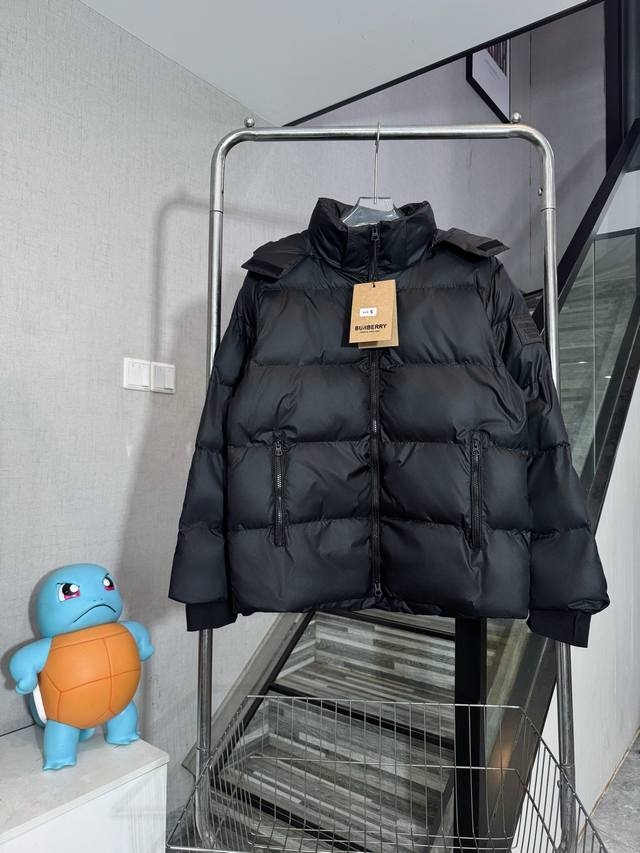 Style No.: He421 Burberry Arm Badge Hooded Down Jacket. Made of high-end PU lea