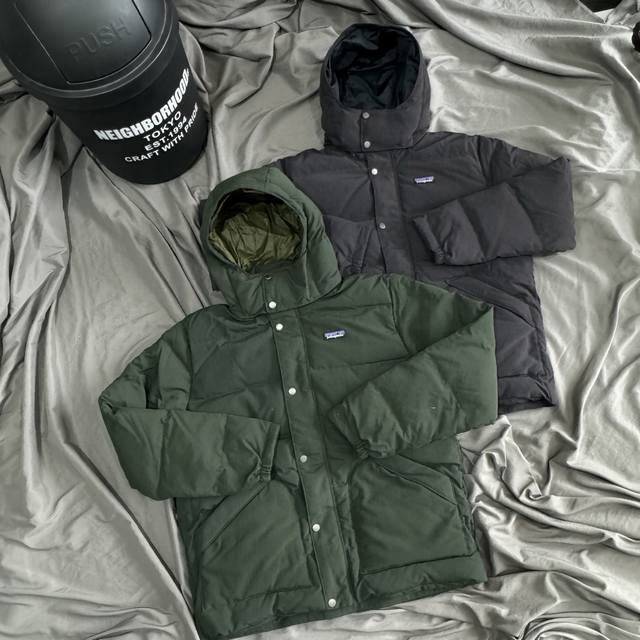 Patagonia hooded detachable workwear down jacket. Sizes: M (Chest 130cm, Length