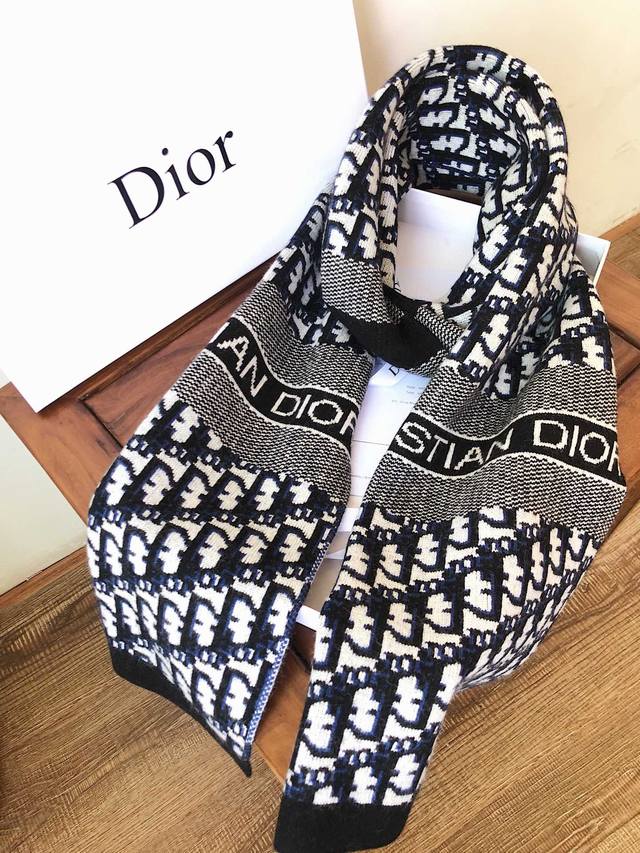 Comes with a full set of boutique gift box packaging, 30 yuan. Dior seems poise