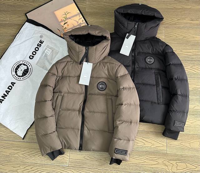 Ouyang Nana's Second Generation Canada Goose Black Label Down Jacket A must-have