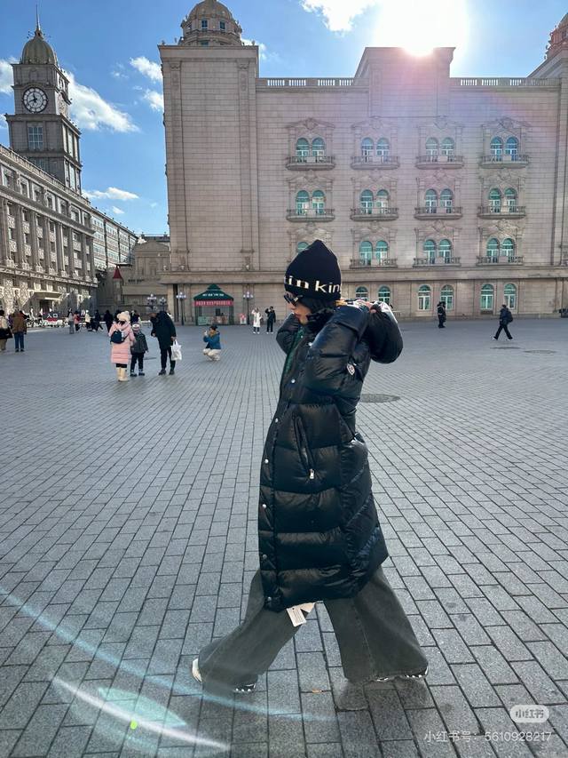 Genuine white duck down, 90% down filling, comes with a boutique dust bag. Monc