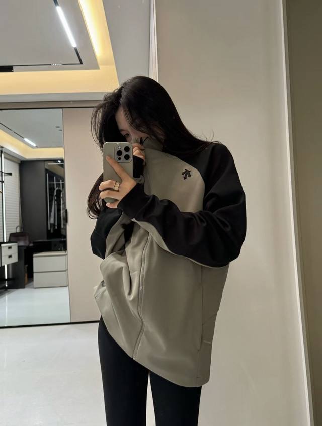 Descente Color Block Hooded Zipper Sports Jacket/Softshell Jacket. Whether it's