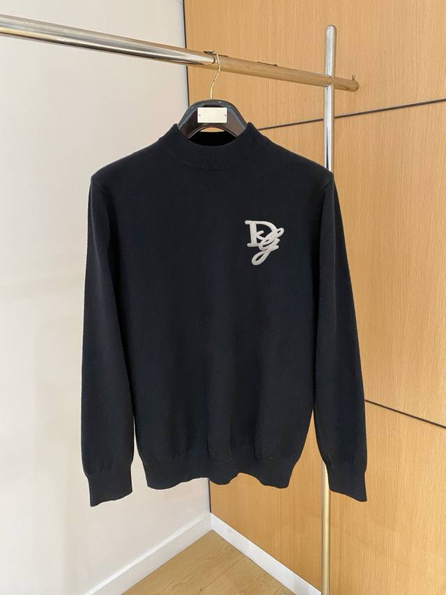 Dior turtleneck sweater is made with a wool blend yarn, offering excellent warm