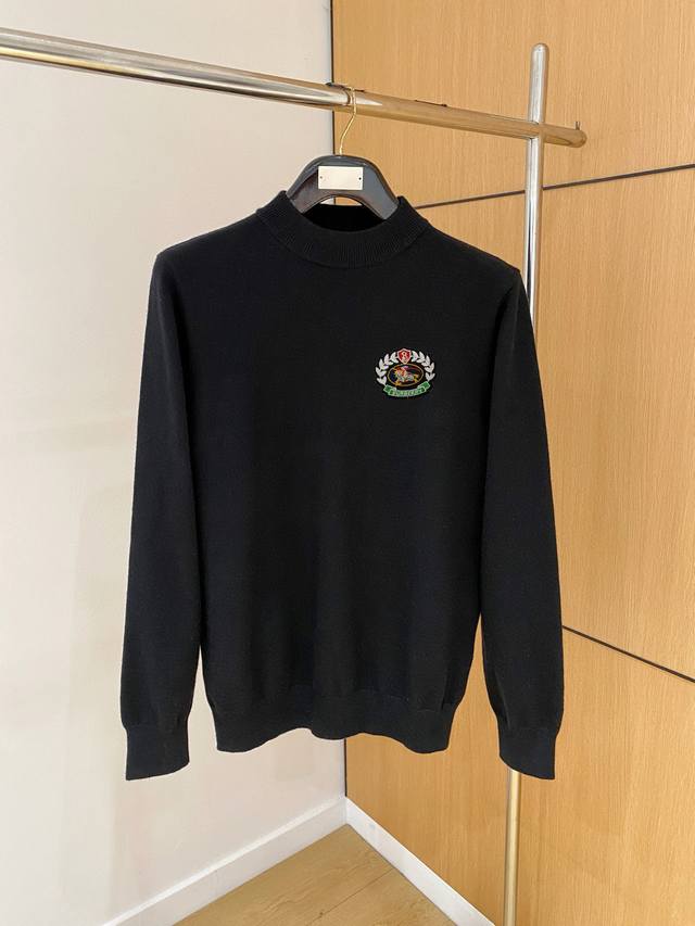 This Burberry turtleneck sweater is made from a wool blend yarn, offering excel