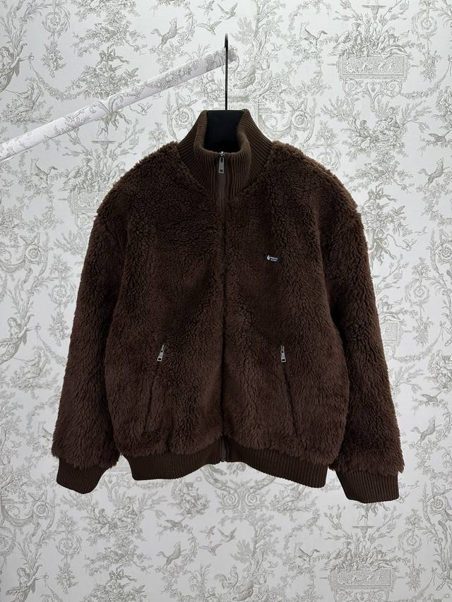 Prada's new 25Ss fleece jacket offers warmth and lightness, reinterpreted in Pr