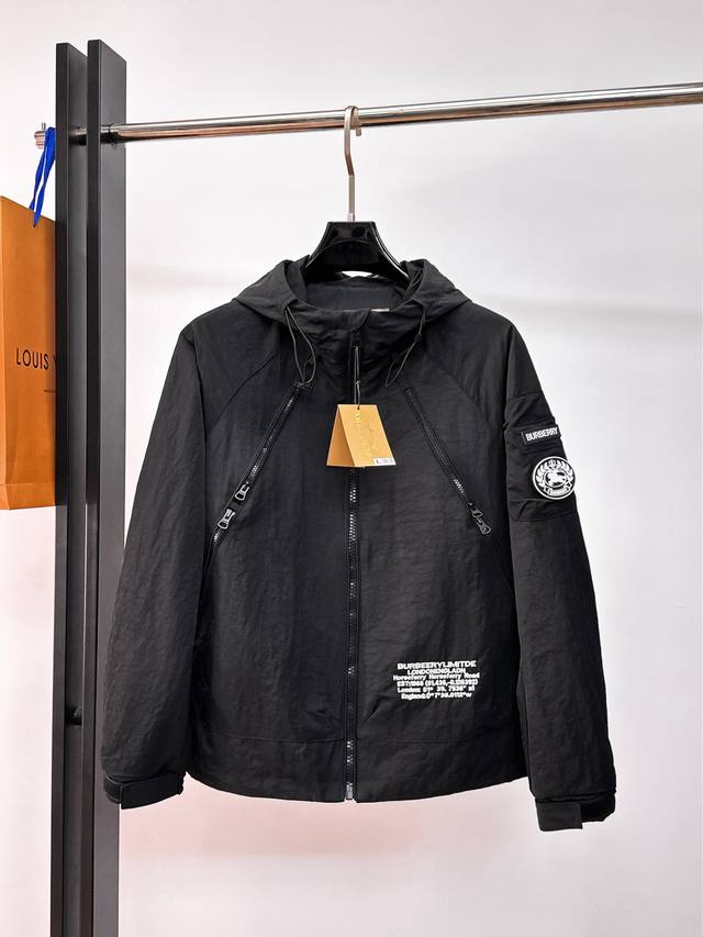 Burberry 2026 Spring New Arrival Jacket. A runway piece in perfect condition, c