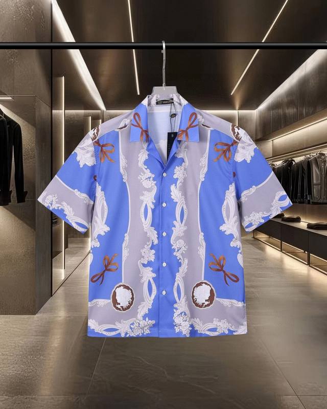 Versace's hottest new item: Medusa-inspired digital print short-sleeved shirt, 2