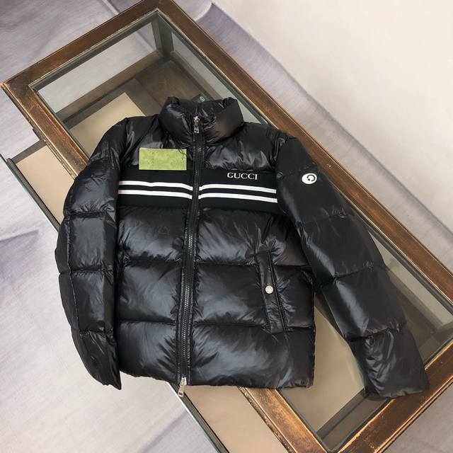Gucci Fall/Winter 2025 Newest Couple Down Jacket, streamlined straight cut desig