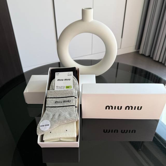 Miumiu cotton socks, versatile series. One box contains 5 pairs, each with a dif