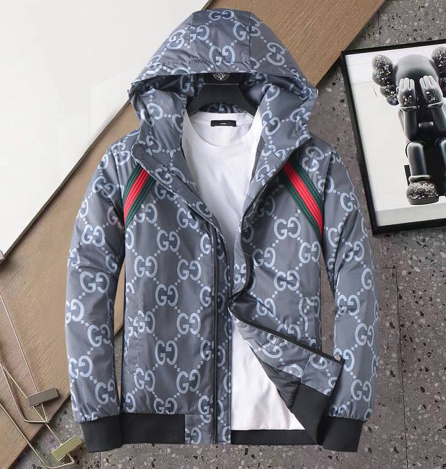 Gucci 2025 Autumn/Winter New Cotton-padded Jacket. This jacket, touted as the mo