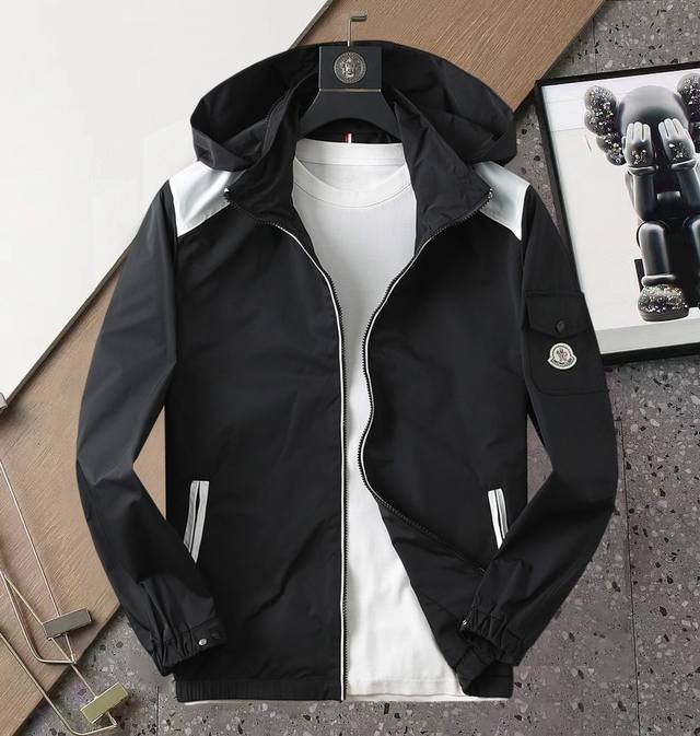 Moncler 2025 Fall New Arrival Jacket. A runway new arrival in perfect condition