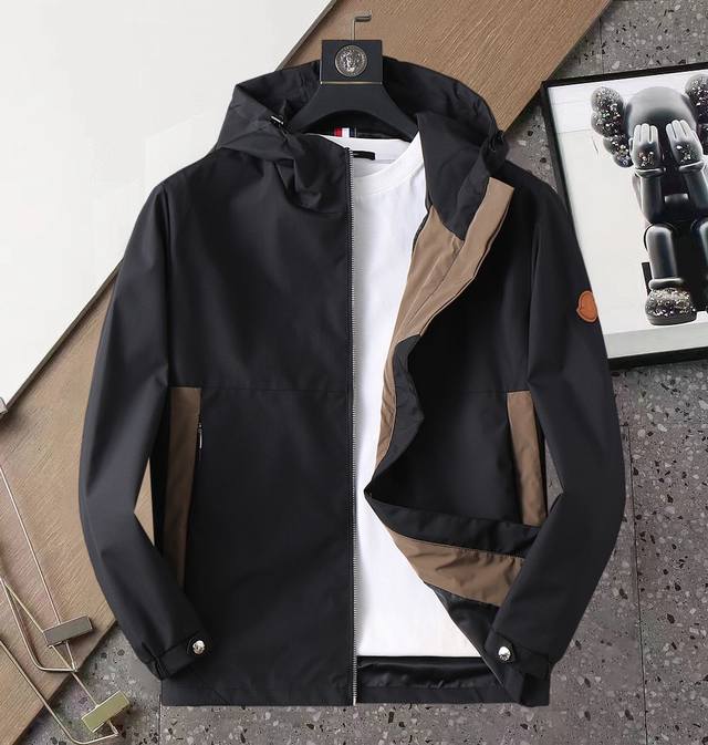 Moncler 2025 Fall New Arrival Jacket. A runway new arrival in perfect condition