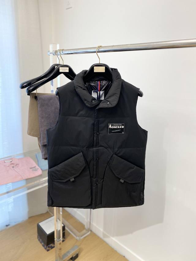 Moncler 2025 Newest Men's Lightweight Down Vest, soft and comfortable fabric. E