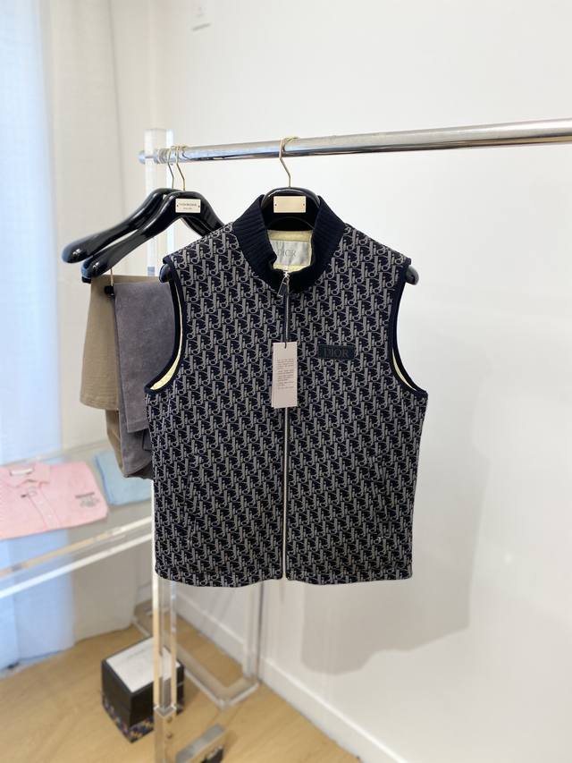 Dior, 2025 New Wool Knit Vest, stylish and chic, embroidered logo on the chest,
